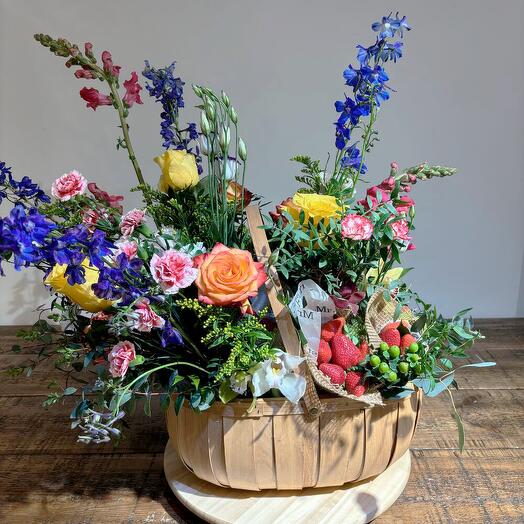 Cesta con flores y frutas