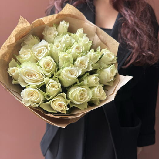 Букет 452 | букет из 25 белых роз в крафте
