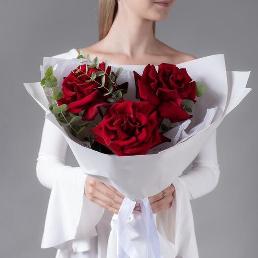 Букет из 3 бордовых, французских роз с эвкалиптом