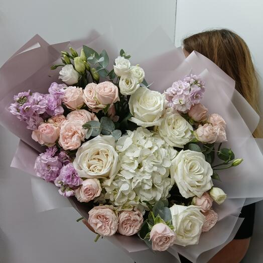 Букет роза кустовая, роза, гортензия, маттиола, эустома