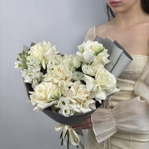 Белые французские розы с ароматной маттиолой и нежным лизиантусом