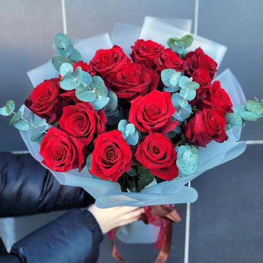 15 бордовых роз с эвкалиптом в упаковке