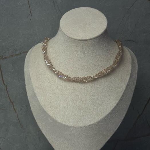 Чокер из бежевого ювелирного стекла, позолота