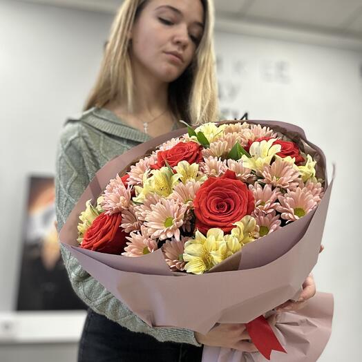 Яркие розы на фоне хризантем