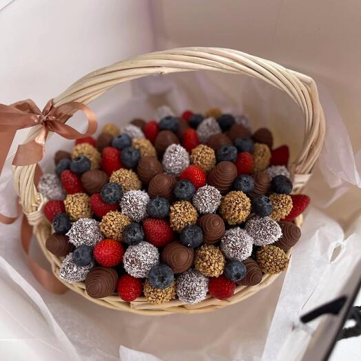 Клубника в шоколаде в элегонтной корзине 🍓