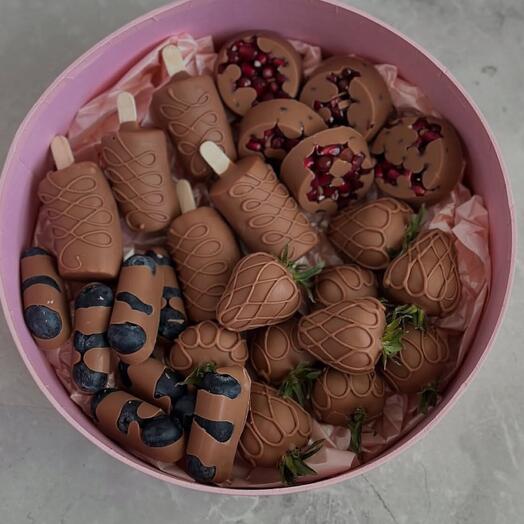 Клубника ,голубика,банан ,гранат в шоколаде