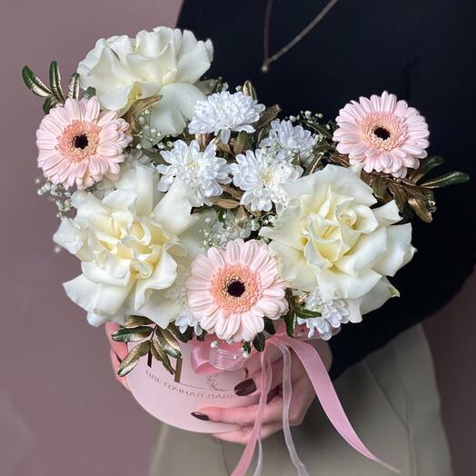 Delicate box with French roses and gypsophila (054)