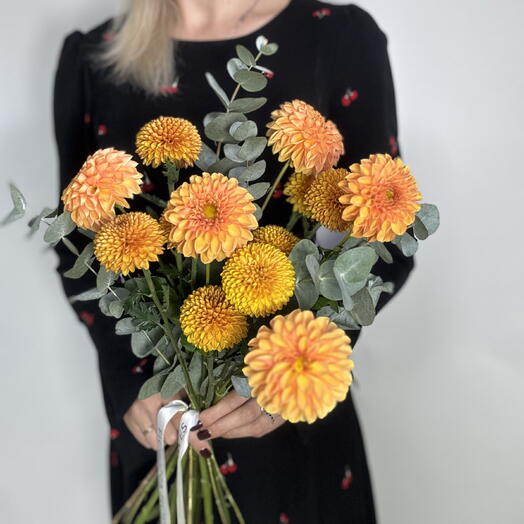 Оранжевые /персиковые георгины и хризантемы