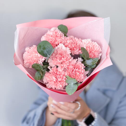 Букет из стойких диантусов с эвкалиптом