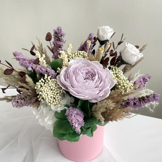 Простоит 1 год! Композиция из живых стабилизированных цветов в шляпной коробке