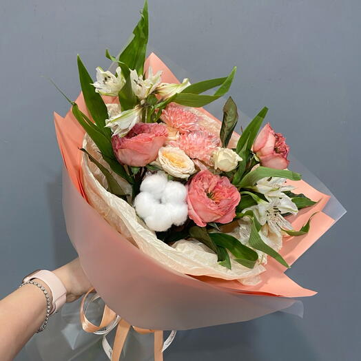 Букет из роз, альстромерий, хризантемы и хлопка