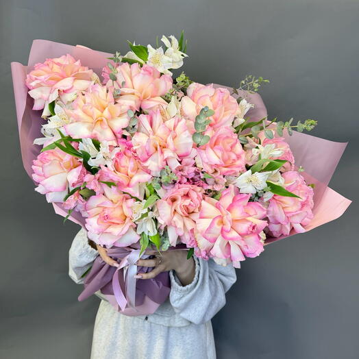 Авторский букет французских роз и нежных альстромерий «Вивьен»