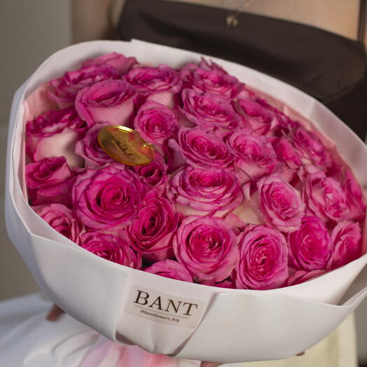 25 розовых роз