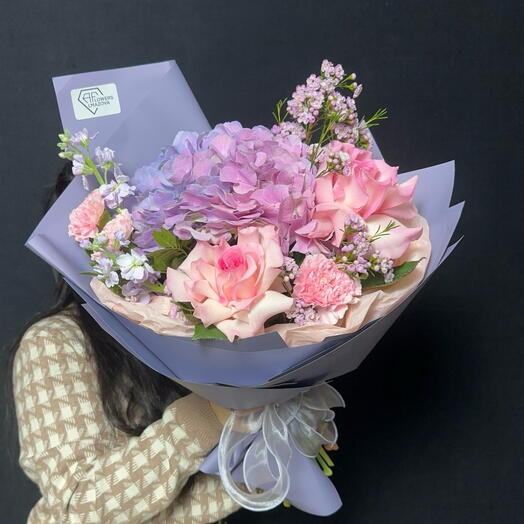 Сборный букет с гортензией «кристалл»