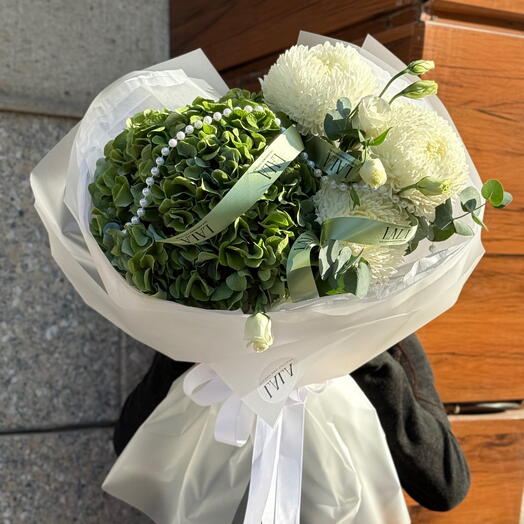 Монобукет с зеленым гортензией и с бигуди хризантемами
