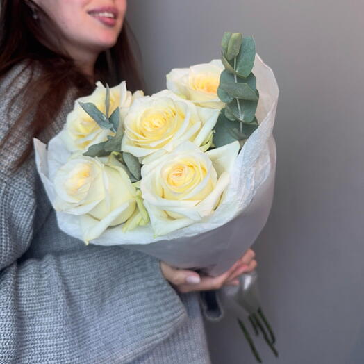 Букет из крупных, ароматных роз и эвкалипта