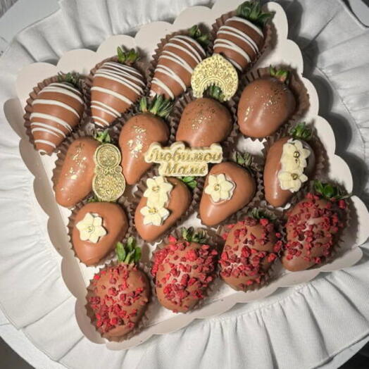 Клубника в шоколаде коробочка 16 ягод молочная маме