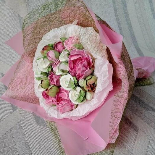 Ramo de malvaviscos. Peonías y rosas