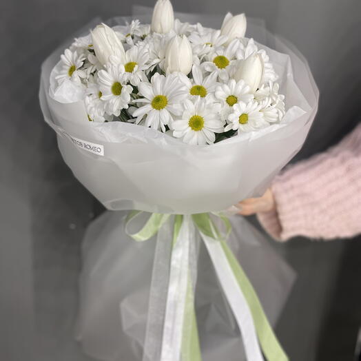 Тюльпаны и ромашки