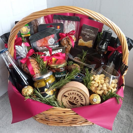 Съедобный подарок корзина мясная с сыром орехами розмарином