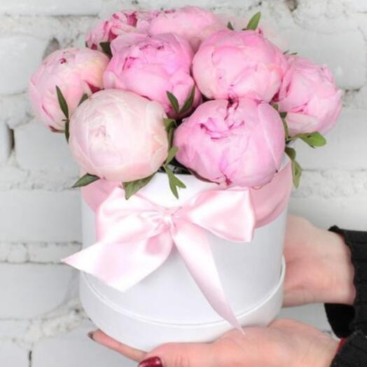 Composition of 9 pink peonies in a hatbox
