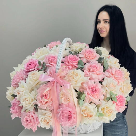 Французские розы и эвкалипт в корзине