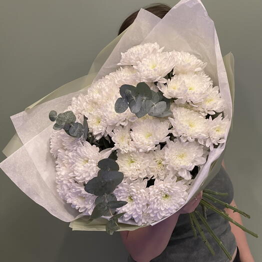 Букет из хризантем кустовых балтика с эвкалиптом 💕