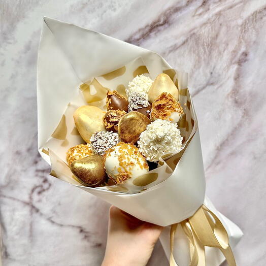 Клубника в молочном и белом шоколаде с вафлей, кокосом и пищевым золотом