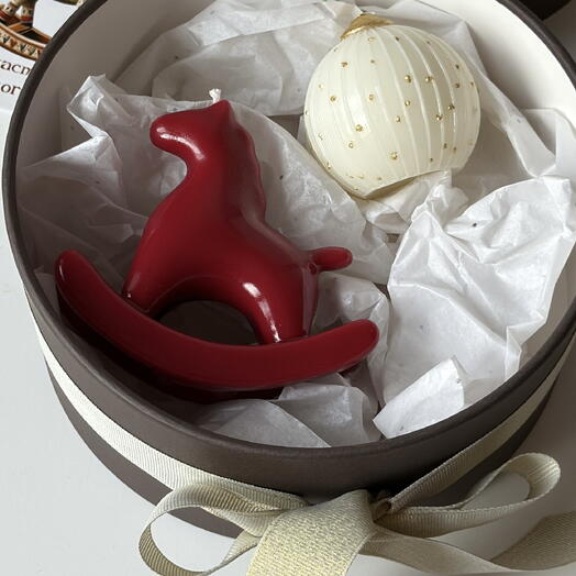 Подарочный набор свечи Лошадка и Новогодний шар