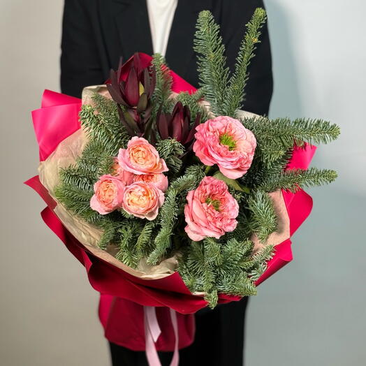 Новогодний букет с нобилисом, пионовидными розами и Сафари