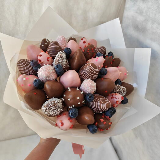 Букет из 36 клубник в шоколаде с добавлением голубики
