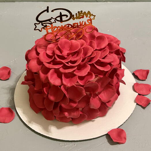 Торт с цветочными лепестками