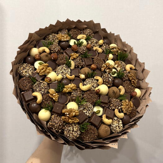 Букет из конфет и орехов