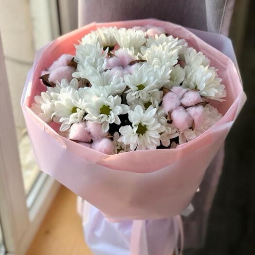 Букет из хризантем и хлопка