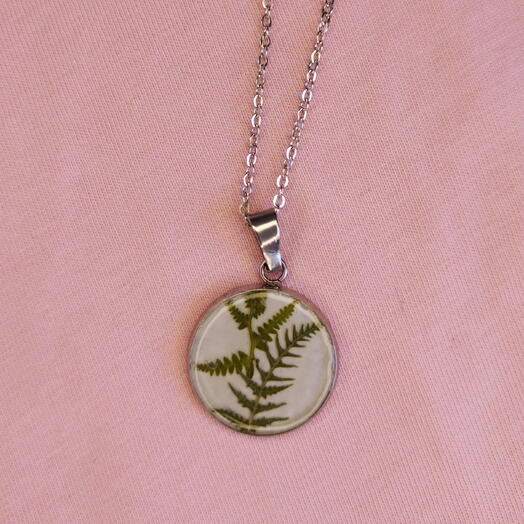 A pendant with flowers, D 21 mm