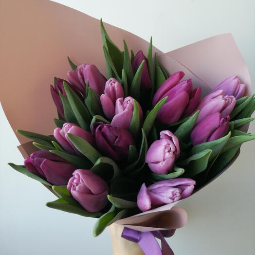 15 сиреневых тюльпанов