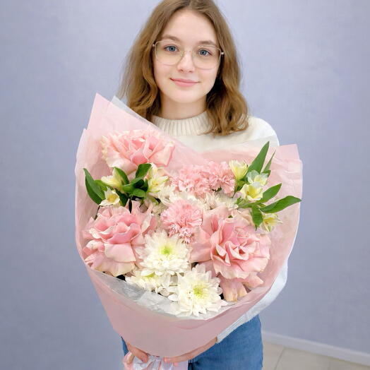 Букет с французскими розами и хризантемами