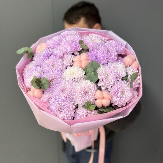 Букет из хризантем, хлопка и эвкалипта