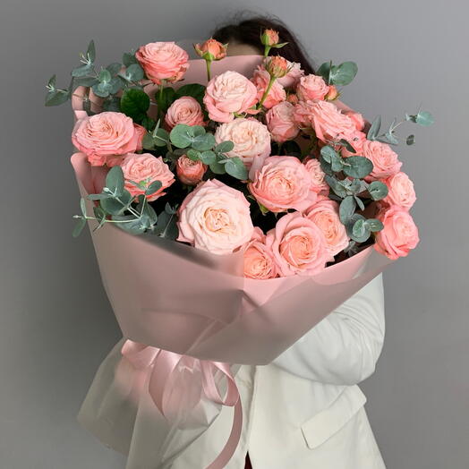 Букет - комплимент с кустовой пионовидной розой