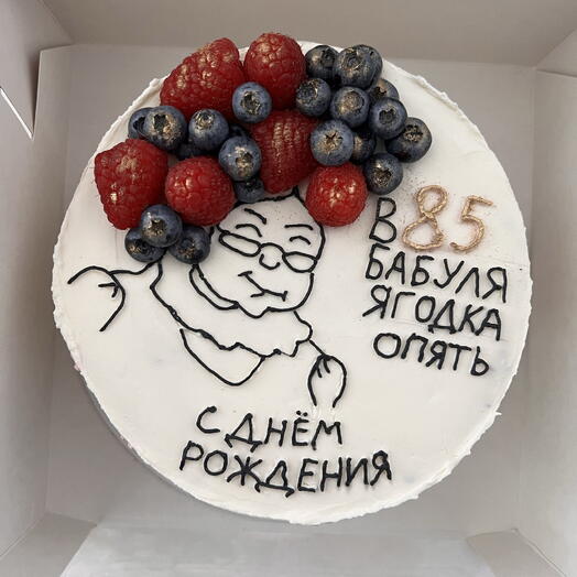 Торт без сахара с рисунком и ягодами