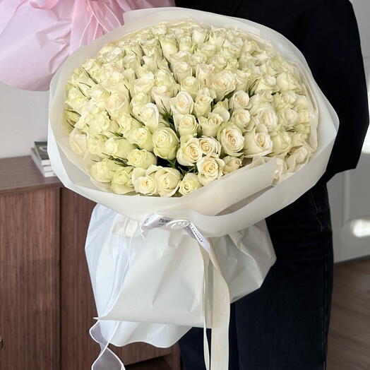 Шикарный букет с розами на праздник