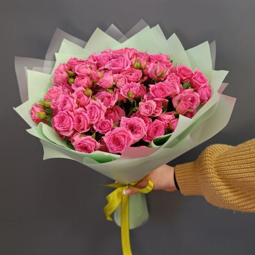 Букет из 25 розовых кустовых роз
