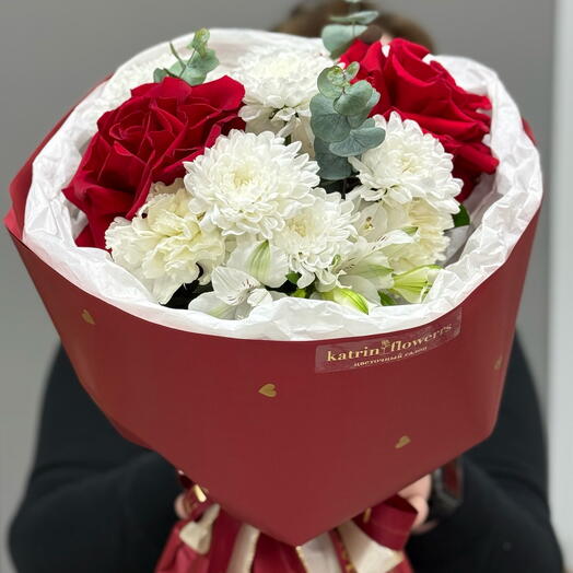 Букет с красной розой и хризантемой