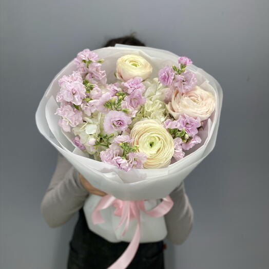 Букет с ранункулюсами и гортензией в авторской упаковке