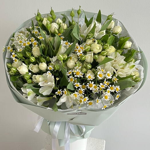 Авторский букет с кустовыми розами, альстромерией и ромашками