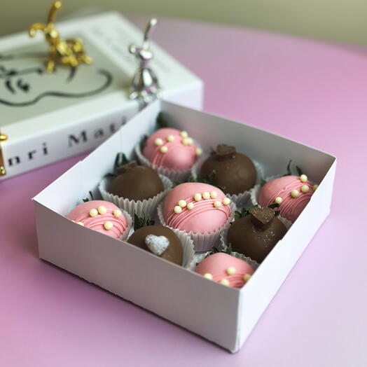 Набор клубники в молочном и розовом шоколаде 9 шт