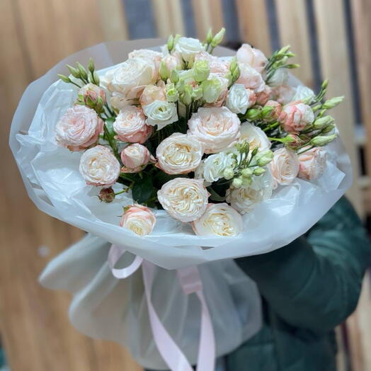 Нежные кустовые розы и эустома букет 🌸