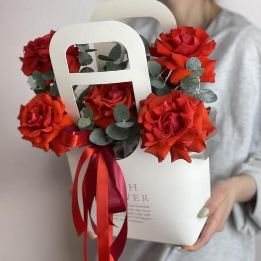 ️️️️️️🎁🎁🎁Цветы в сумочке с красными розами 5шт