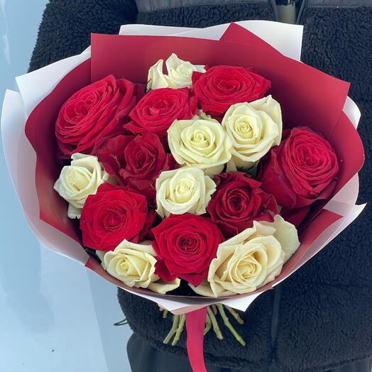 Микс из 8 красных и 7 белых роз