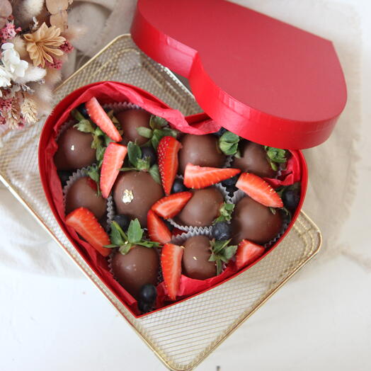 Клубника в шоколаде СЕРДЦЕ ФРЭШ с резанной клубникой и голубикой
